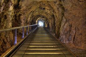Tunel con escalera y pasamano