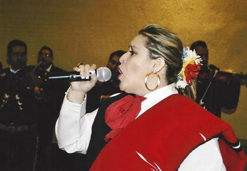 Sofía Liliana cantando con mariachis 3